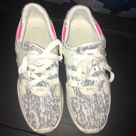 Women’s 8.5 Tennis Shoes - Picture 2 of 3